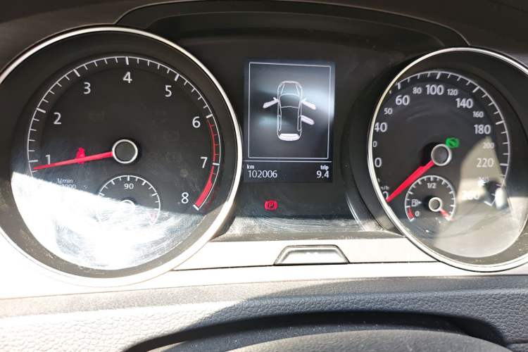 Used Volkswagen Golf 2015 1.4TSI Automatic Comfort Model Odometer Close Up