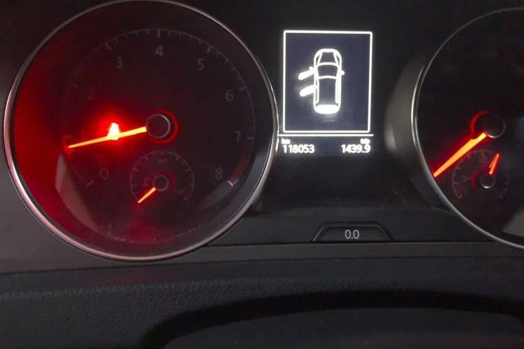 Used Volkswagen Golf 2015 1.4TSI Automatic Comfort Model Odometer Close Up