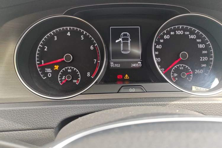 Used Volkswagen Golf 2015 1.4TSI Automatic Luxury Model Odometer Close Up