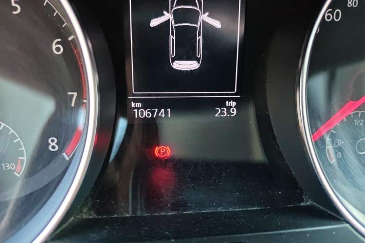 Used Volkswagen Golf 2015 1.6L Automatic Comfort Model Odometer Close Up