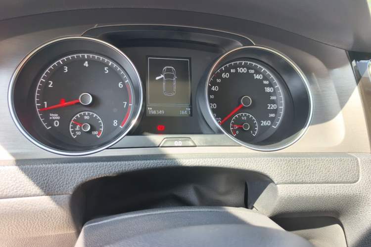 Used Volkswagen Golf 2015 1.4TSI Manual Comfort Model Odometer Close Up