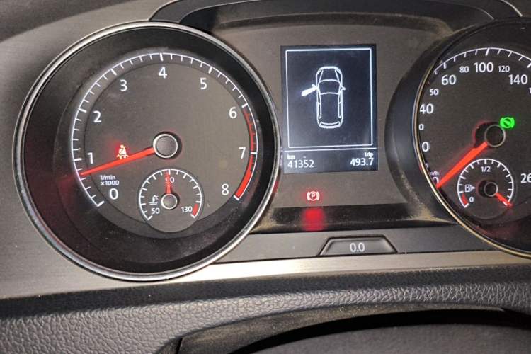Used Volkswagen Golf 2015 1.4TSI Automatic Comfort Model Odometer Close Up