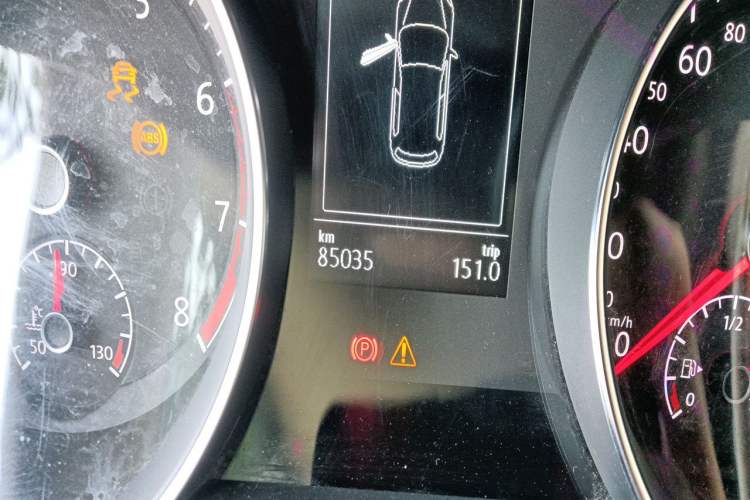 Used Volkswagen Golf 2015 1.4TSI Automatic Comfort Model Odometer Close Up