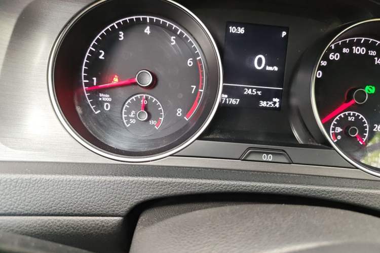 Used Volkswagen Golf 2015 1.6L Automatic Comfort Model Odometer Close Up