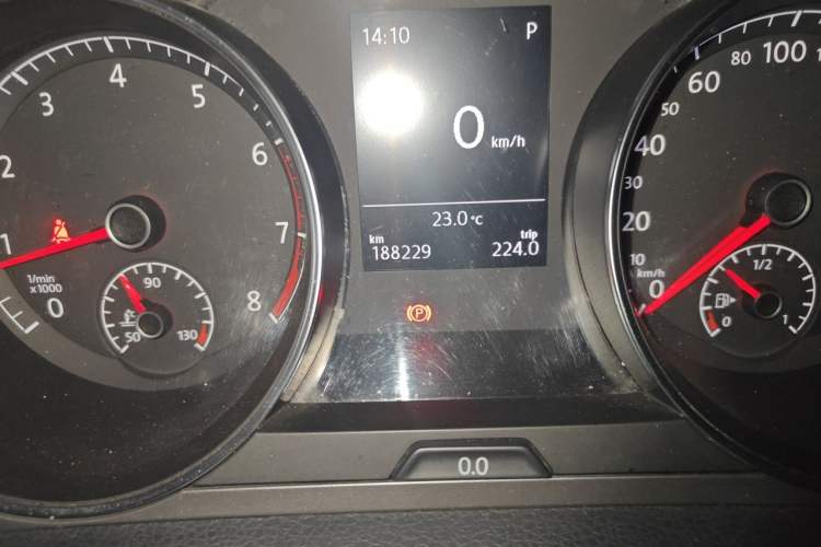 Used Volkswagen Golf 2015 1.4TSI Automatic Comfort Model Odometer Close Up