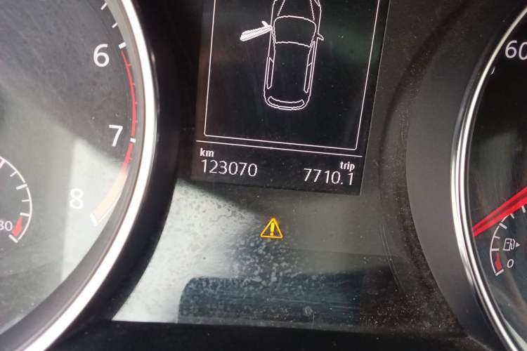 Used Volkswagen Golf 2015 1.4TSI Automatic Comfort Model Odometer Close Up