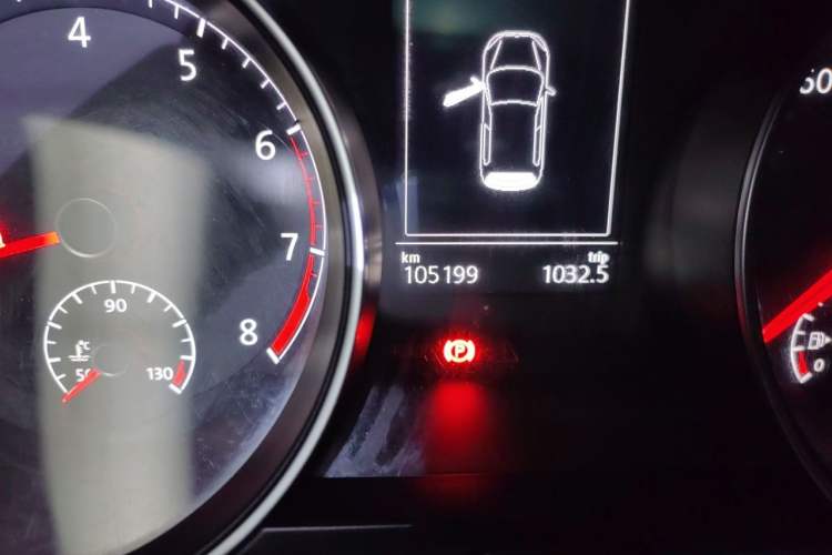 Used Volkswagen Golf 2015 1.4TSI Automatic Comfort Model Odometer Close Up