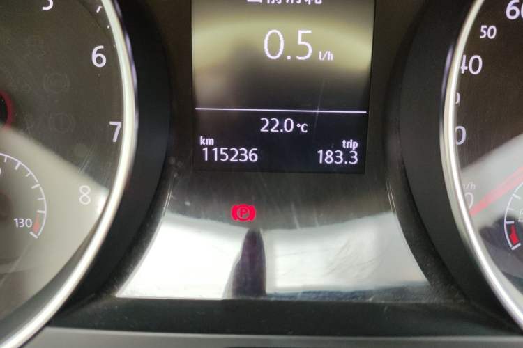 Used Volkswagen Golf 2015 1.4TSI Automatic Comfort Model Odometer Close Up