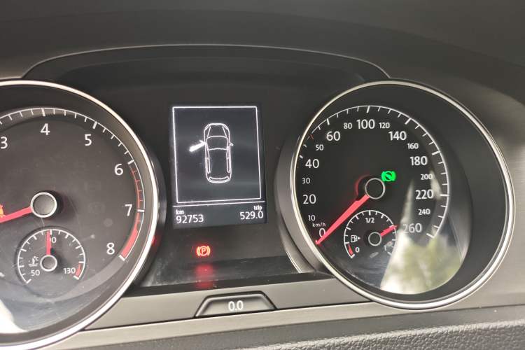 Used Volkswagen Golf 2015 1.4TSI Automatic Comfort Model Odometer Close Up