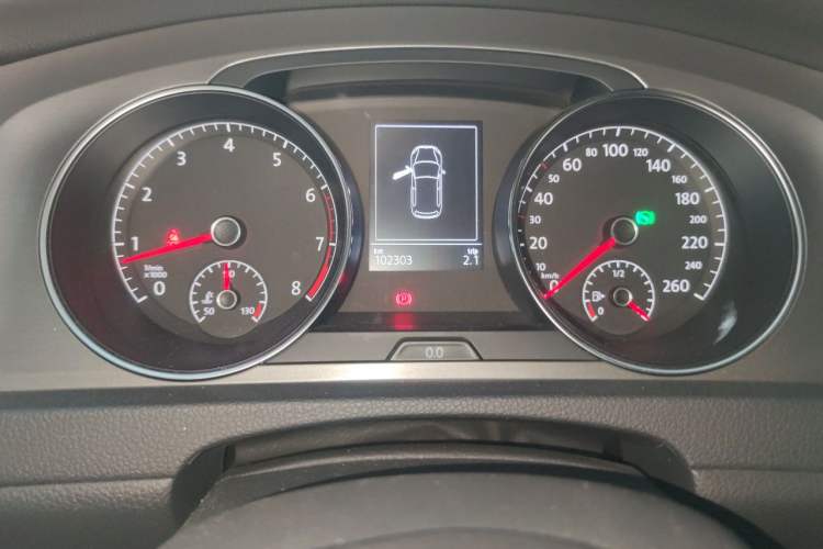 Used Volkswagen Golf 2015 1.4TSI Automatic Luxury Model Odometer Close Up