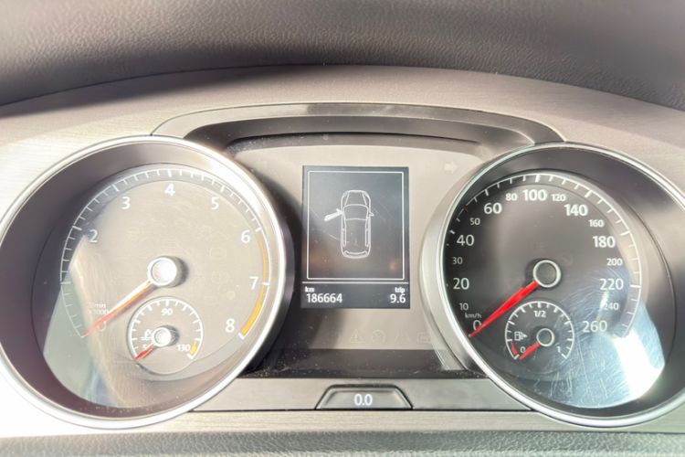 Used Volkswagen Golf 2015 1.4TSI Automatic Comfort Model Odometer Close Up