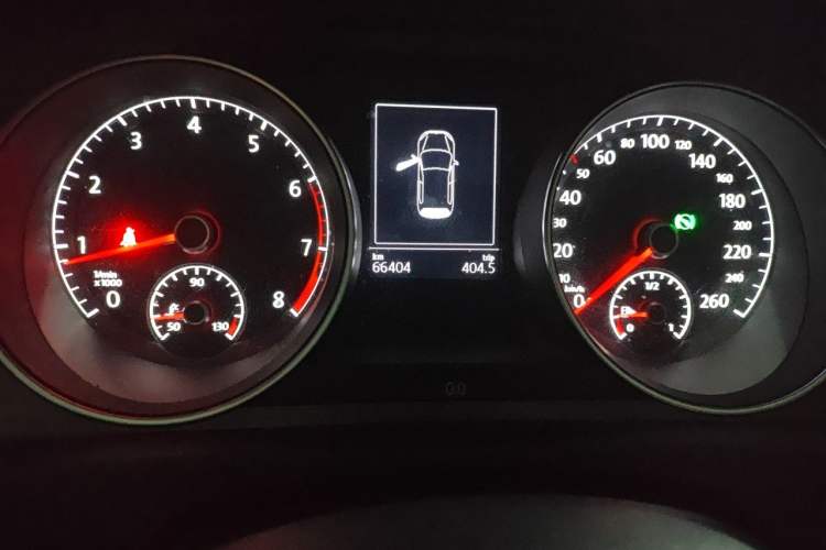 Used Volkswagen Golf 2015 1.4TSI Automatic Comfort Model Odometer Close Up
