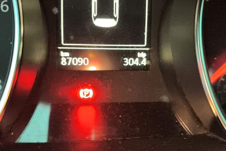Used Volkswagen Golf 2015 1.4TSI Automatic Comfort Model Odometer Close Up