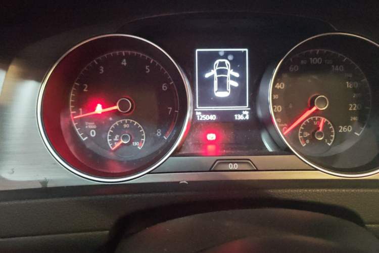Used Volkswagen Golf 2015 1.4TSI Automatic Comfort Model Odometer Close Up
