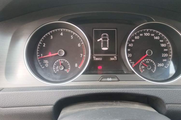 Used Volkswagen Golf 2015 1.4TSI Automatic Comfort Model Odometer Close Up