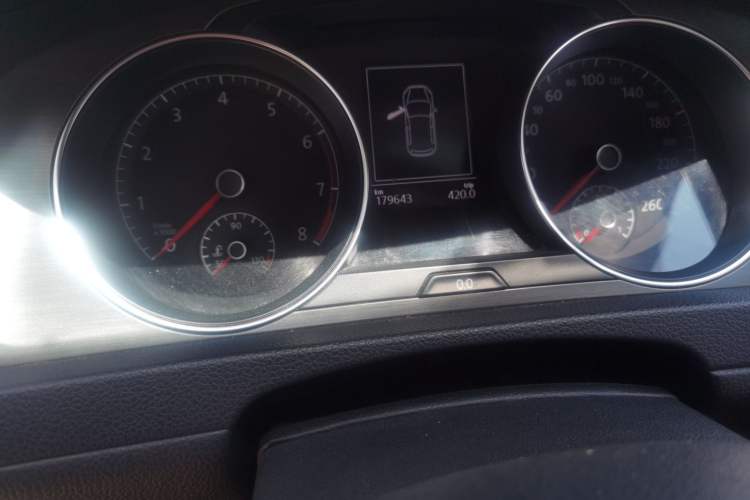 Used Volkswagen Golf 2015 1.4TSI Automatic Comfort Model Odometer Close Up