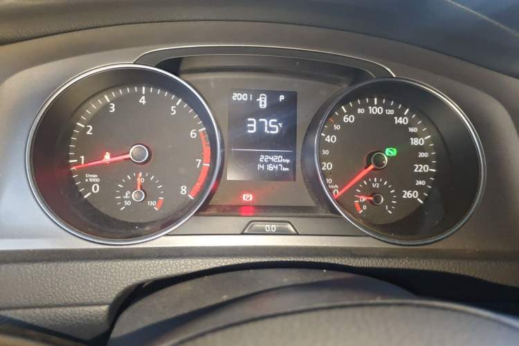 Used Volkswagen Golf 2015 1.6L Automatic Fashion Model Odometer Close Up