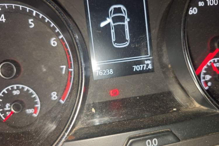 Used Volkswagen Golf 2015 1.6L Automatic Fashion Model Odometer Close Up