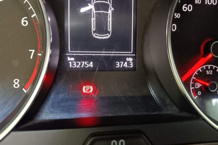 Used Volkswagen Golf 2015 1.4TSI Manual Comfort Model Odometer Close Up