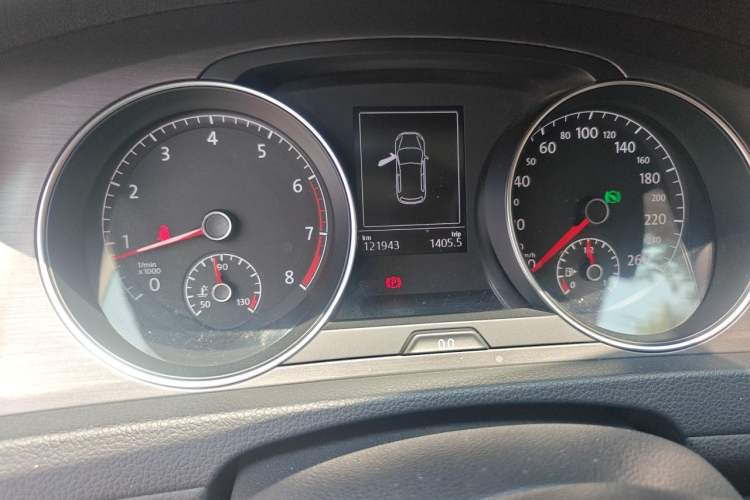 Used Volkswagen Golf 2015 1.6L Automatic Comfort Model Odometer Close Up