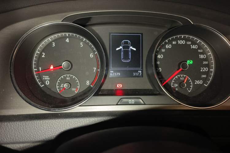 Used Volkswagen Golf 2015 1.4TSI Automatic Comfort Model Odometer Close Up