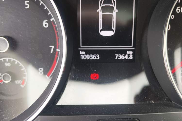 Used Volkswagen Golf 2015 1.4TSI Automatic Comfort Model Odometer Close Up