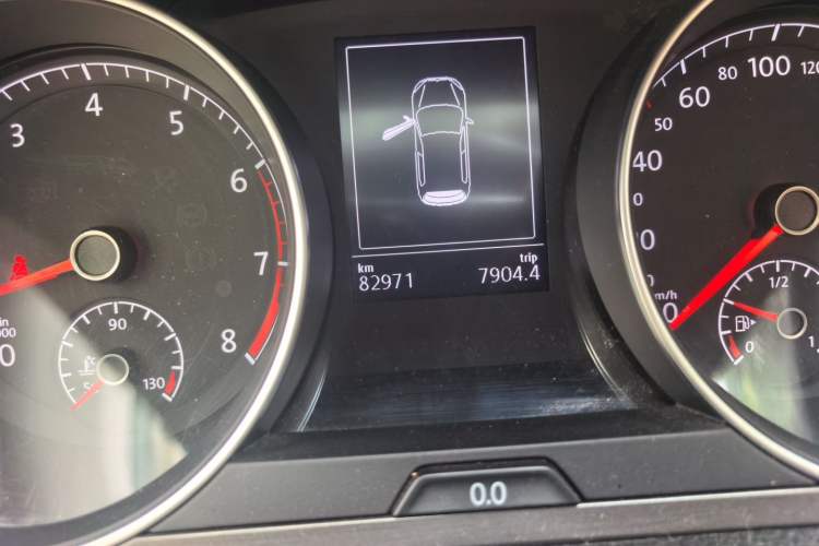Used Volkswagen Golf 2015 1.4TSI Automatic Comfort Model Odometer Close Up