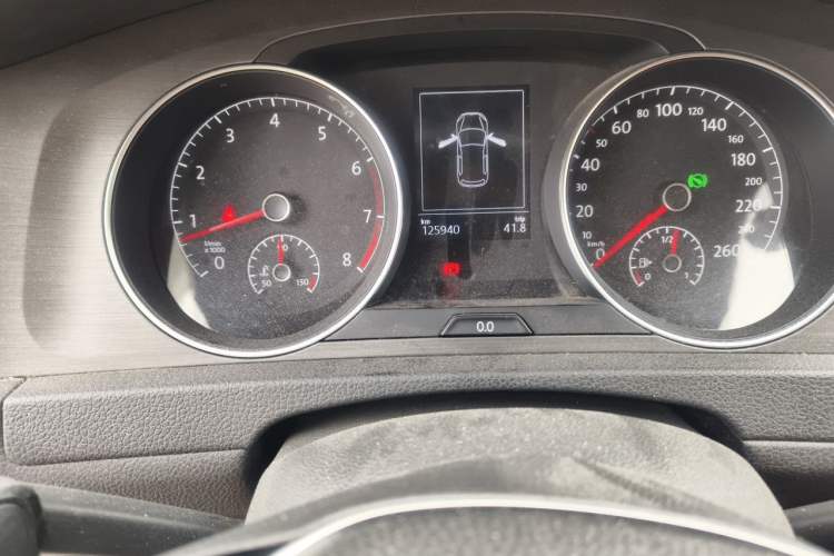 Used Volkswagen Golf 2015 1.4TSI Automatic Comfort Model Odometer Close Up