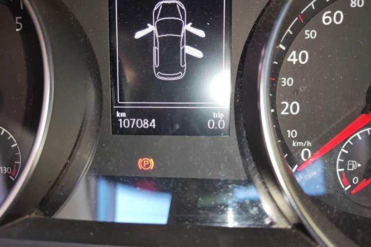 Used Volkswagen Golf 2015 1.4TSI Automatic Luxury Model Odometer Close Up