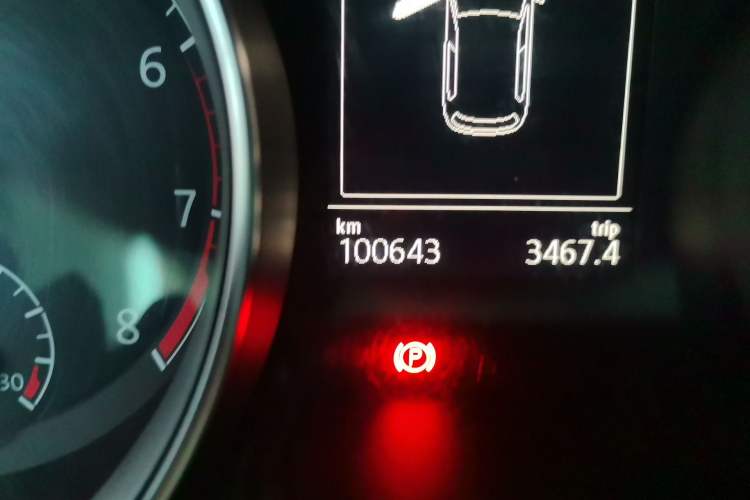 Used Volkswagen Golf 2015 1.4TSI Automatic Comfort Model Odometer Close Up