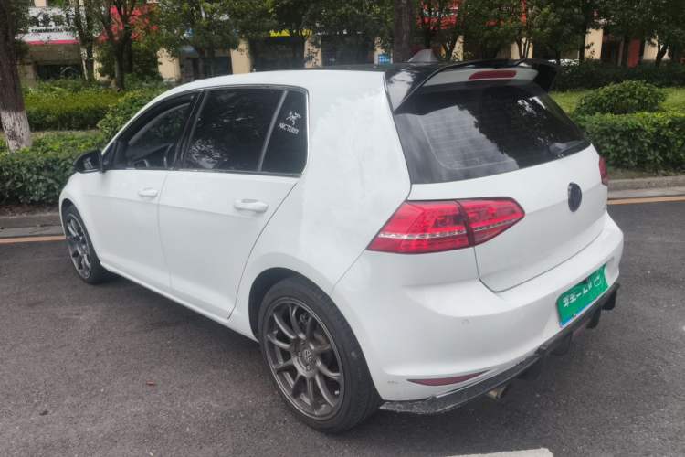 Used Volkswagen Golf 2015 1.6L Automatic Fashion Model Rear Left 45 Deg