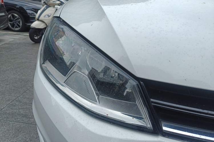 Used Volkswagen Golf 2015 1.6L Automatic Comfort Model Right Front Headlight