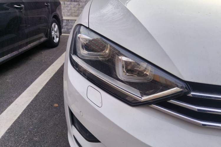 Used Volkswagen Golf 2015 1.4TSI Sportsvan Right Front Headlight