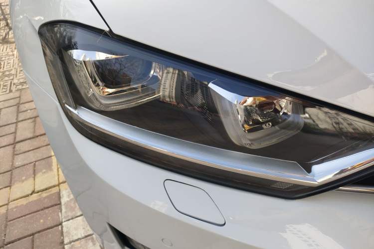 Used Volkswagen Golf 2015 1.4TSI Sportsvan Right Front Headlight