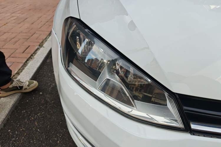 Used Volkswagen Golf 2015 1.6L Automatic Comfort Model Right Front Headlight