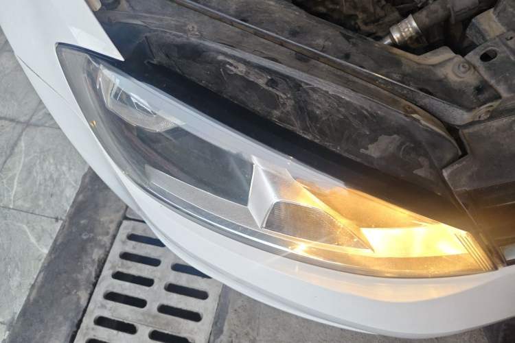Used Volkswagen Golf 2015 1.6L Automatic Fashion Model Right Front Headlight