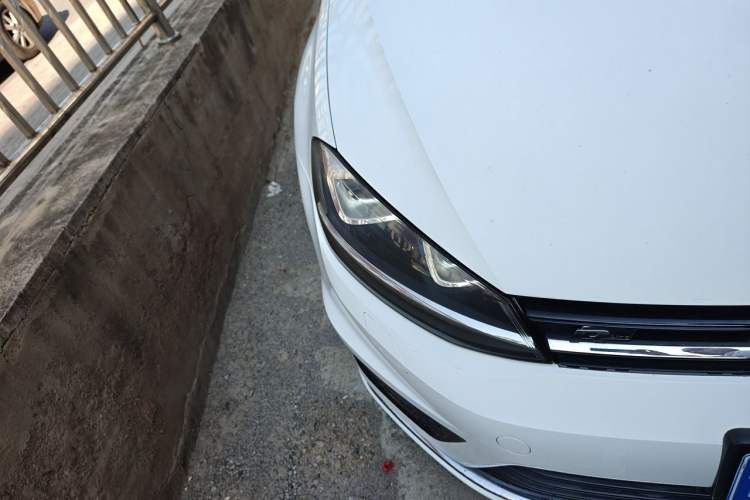 Used Volkswagen Golf 2015 1.4TSI Manual R-Line Right Front Headlight