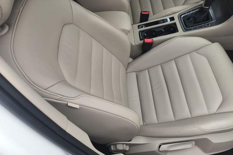 Used Volkswagen Golf 2015 1.4TSI Automatic Luxury Model Right Front Seat