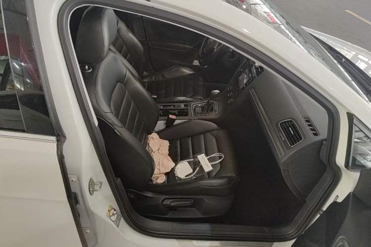 Used Volkswagen Golf 2015 1.4TSI Automatic Luxury Model Right Front Seat