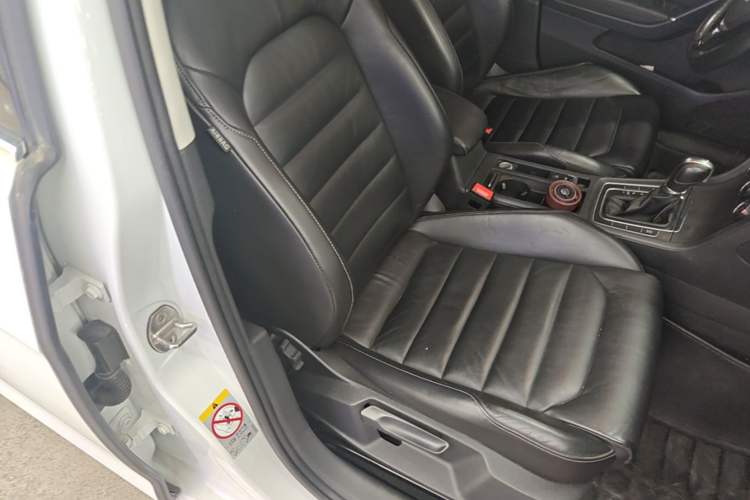 Used Volkswagen Golf 2015 1.4TSI Automatic Luxury Model Right Front Seat