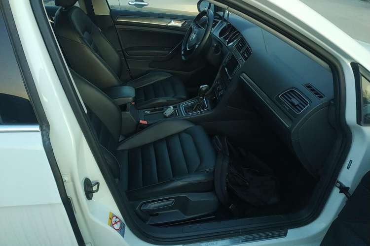 Used Volkswagen Golf 2015 1.4TSI Automatic Luxury Model Right Front Seat