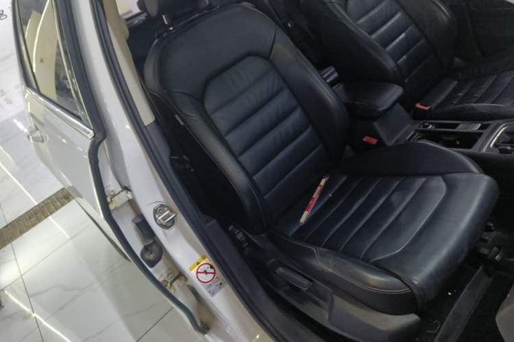Used Volkswagen Golf 2015 1.4TSI Automatic Luxury Model Right Front Seat