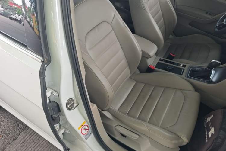 Used Volkswagen Golf 2015 1.4TSI Automatic Luxury Model Right Front Seat