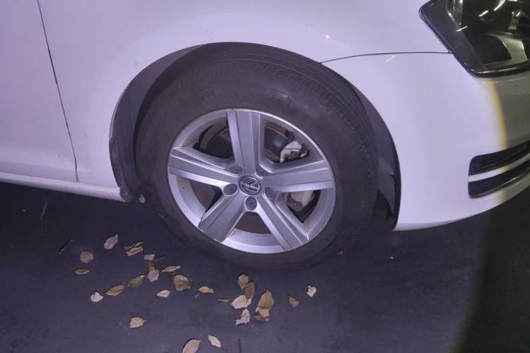 Used Volkswagen Golf 2015 1.4TSI Automatic Comfort Model Right Front Wheel Hub