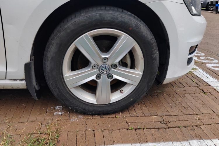 Used Volkswagen Golf 2015 1.6L Automatic Comfort Model Right Front Wheel Hub