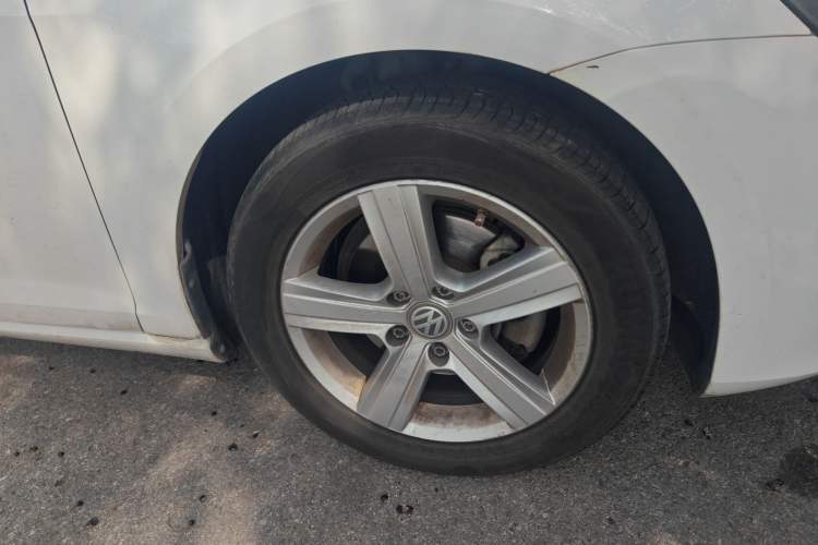 Used Volkswagen Golf 2015 1.4TSI Automatic Comfort Model Right Front Wheel Hub