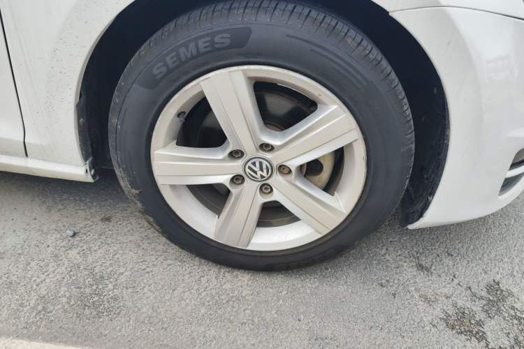 Used Volkswagen Golf 2015 1.4TSI Automatic Comfort Model Right Front Wheel Hub