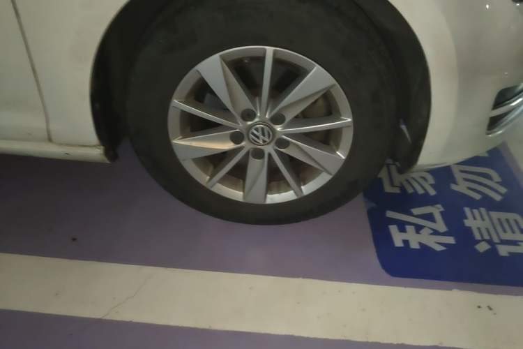 Used Volkswagen Golf 2015 1.6L Automatic Fashion Model Right Front Wheel Hub