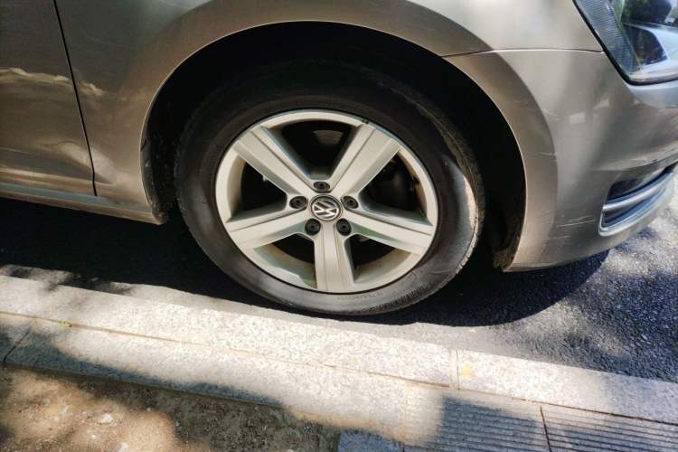 Used Volkswagen Golf 2015 1.4TSI Automatic Luxury Model Right Front Wheel Hub