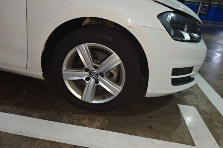 Used Volkswagen Golf 2015 1.4TSI Automatic Luxury Model Right Front Wheel Hub